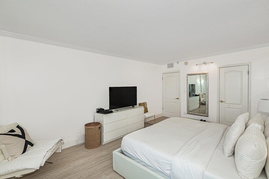 Building Photo - 2301 Collins Ave