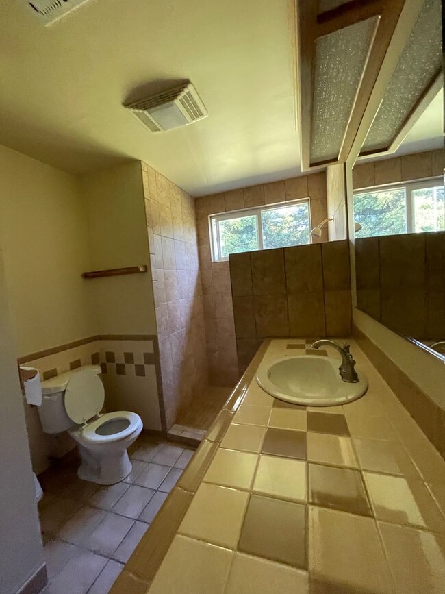 Building Photo - 3 bed, 1 bath Blue Lake home, with picture...