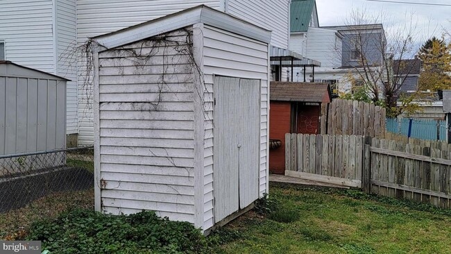 Building Photo - 105 Fairview Ave