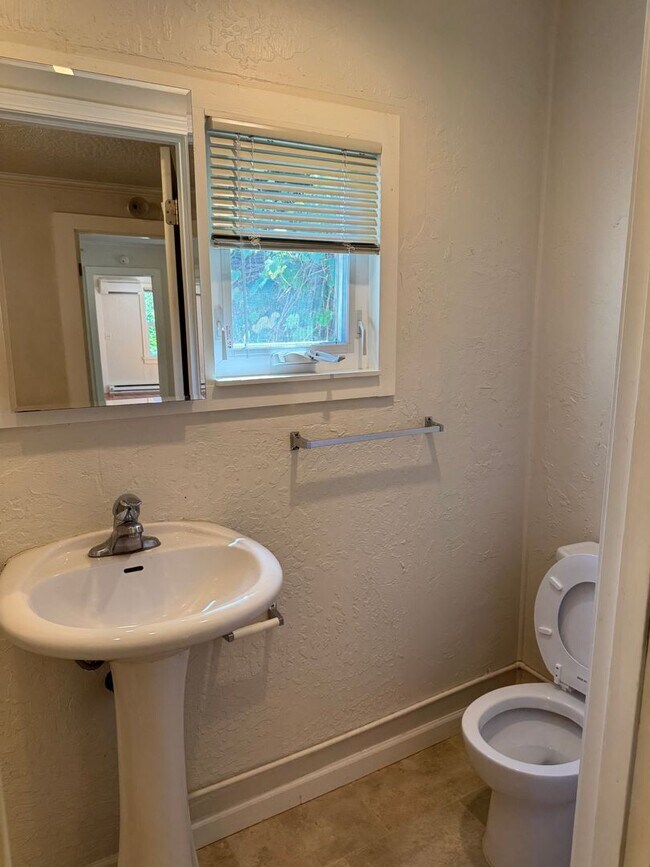 Building Photo - Charming 3-bedroom, 2-bath home in Eugene's Friendly Street Neighborhood!