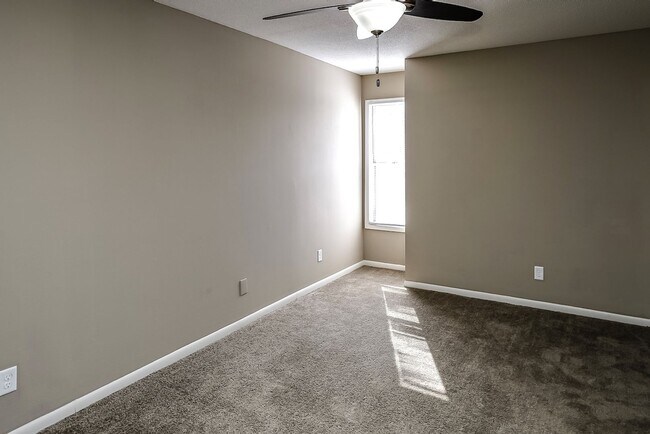 Building Photo - Top Floor 2-Bedroom Apartment in Bellevue!