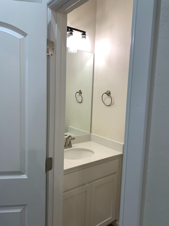 Building Photo - 3 bed, 2.5 bath home in sought after gated...
