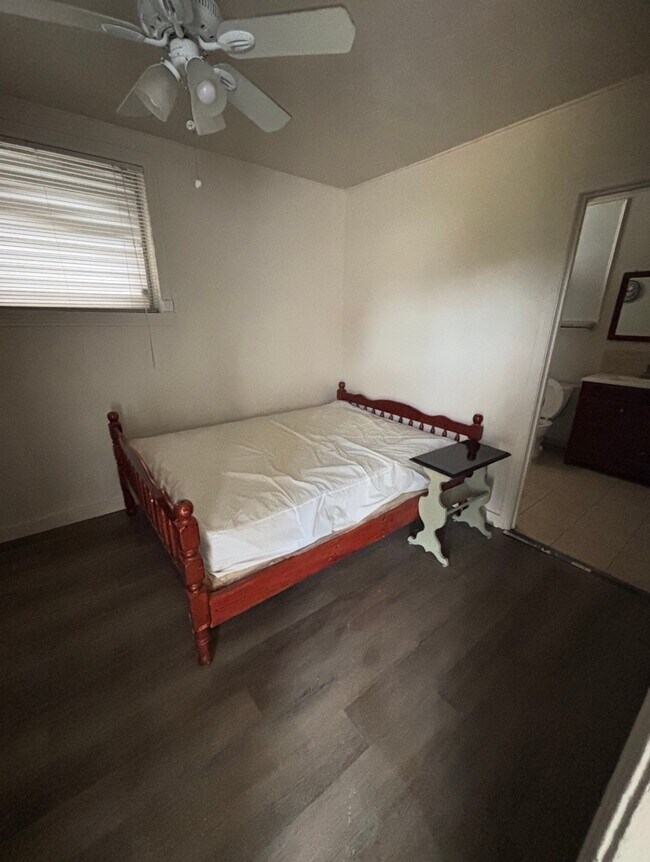 Primary Photo - 928 Main St