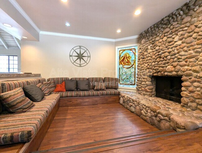 Building Photo - 8850 Villa La Jolla Dr