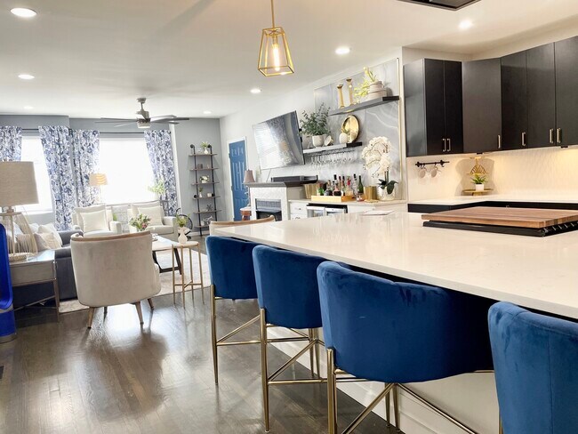 Building Photo - 2724 W Warren Blvd