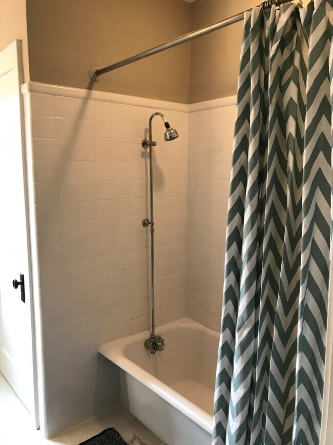 Building Photo - Large Spacious Home with 2 Car Garage in South Hampton