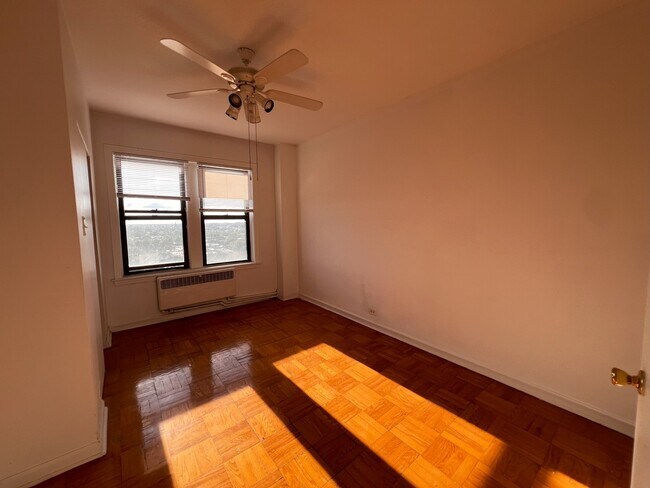 Building Photo - 6230 N Kenmore Ave