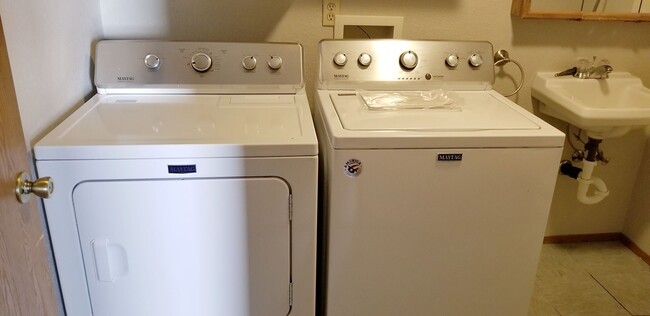 Building Photo - MOVE IN READY NOW! Desirable down town location. 2 bed, 1 bath. Includes water, sewer and garbage.