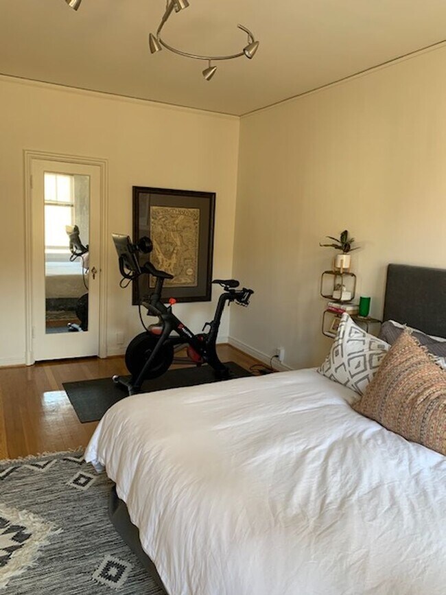 Building Photo - Pacific Heights: Unfurnished 4th Floor Apt w/ Optional Garage Parking & Shared Roof Deck Availabl...