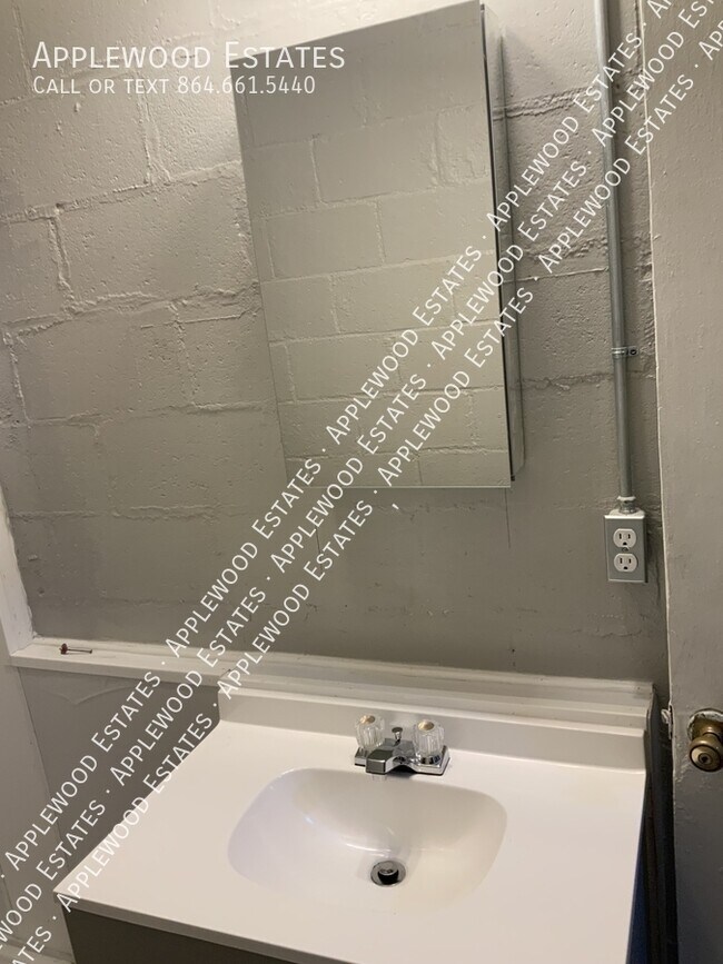 Building Photo - 131 E Main St