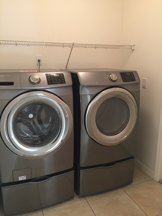 Building Photo - Beautiful 3 /2 Home with HUGE Lanai!