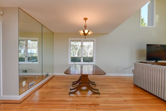 Building Photo - 4 Bittersweet Ln