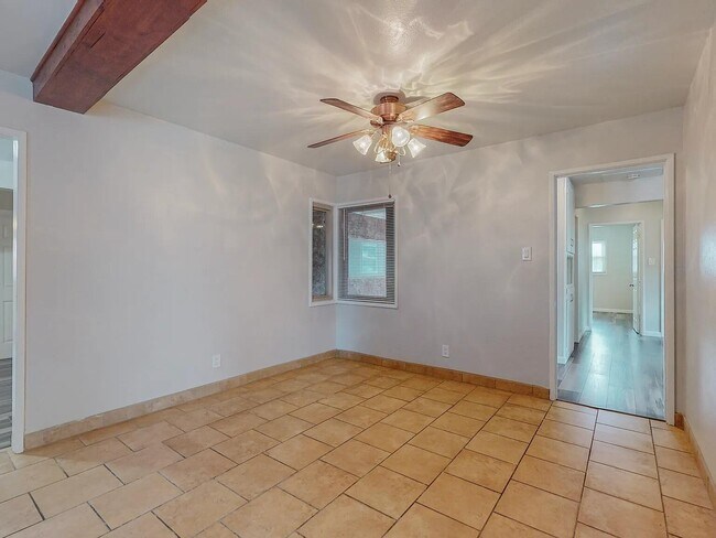 Building Photo - 1701 Hoffman Dr NE