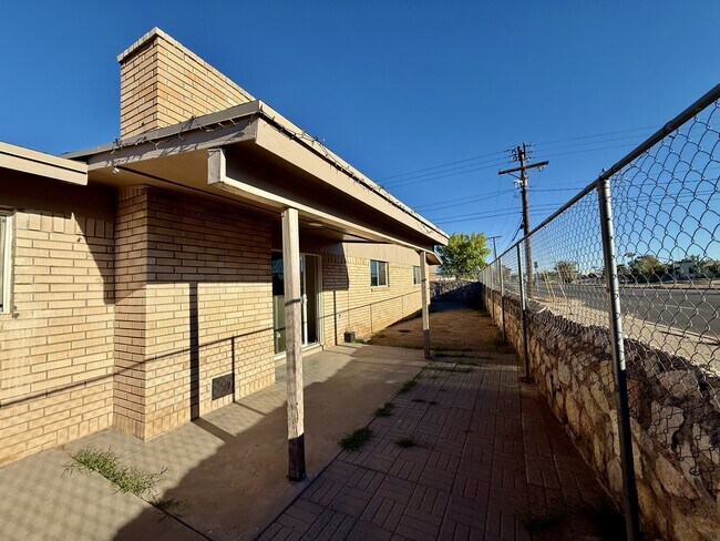 Building Photo - 10833 Cardigan Dr