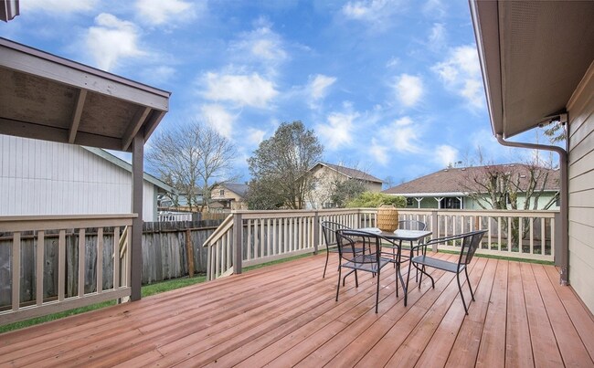 Building Photo - Bright Beautiful Home with huge fenced bac...