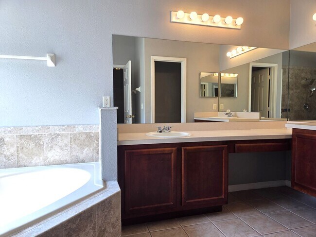 Building Photo - Move in Ready 3/2 in Sunset Village
