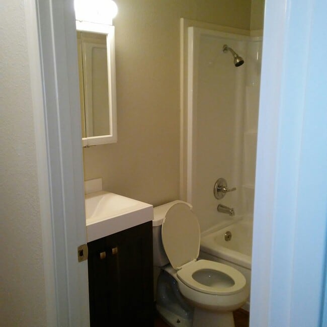 Building Photo - Cedarcrest Apart - 3