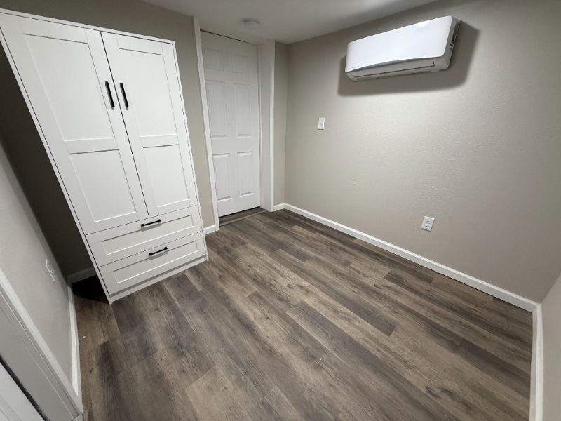 Building Photo - 303 E 7th St