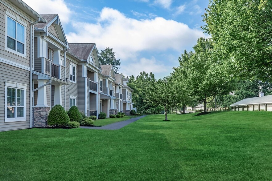 ENJOY BEAUTIFUL VIEWS FROM YOUR BALCONY OR PATIO - Vintage at the Grove fka Manchester Tolland