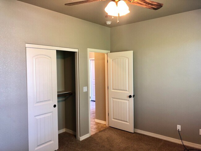 Building Photo - Spacious 4 Bedroom in Southern Vista Estates!