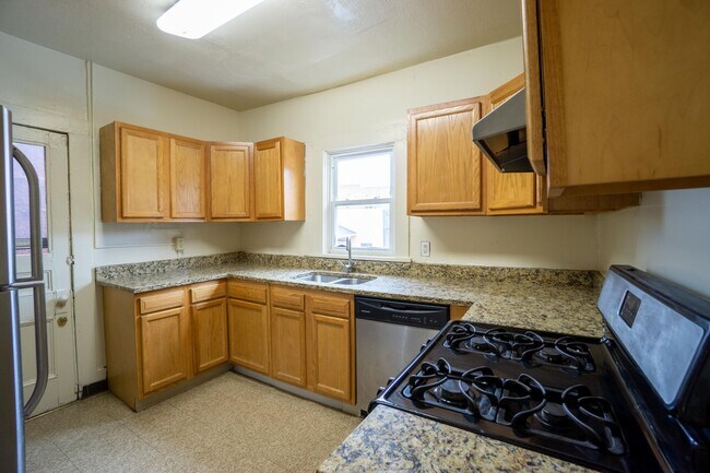 Building Photo - AVAILABLE 6/1/26 - House for Rent Near Sho...