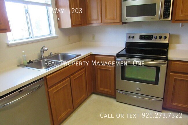 Building Photo - 3135 Chateau Way