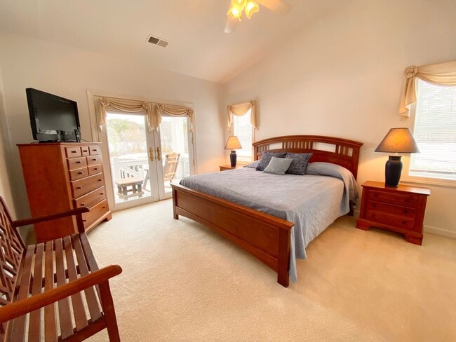 Building Photo - FULLY-FURNISHED GORGEOUS TOWNHOME!