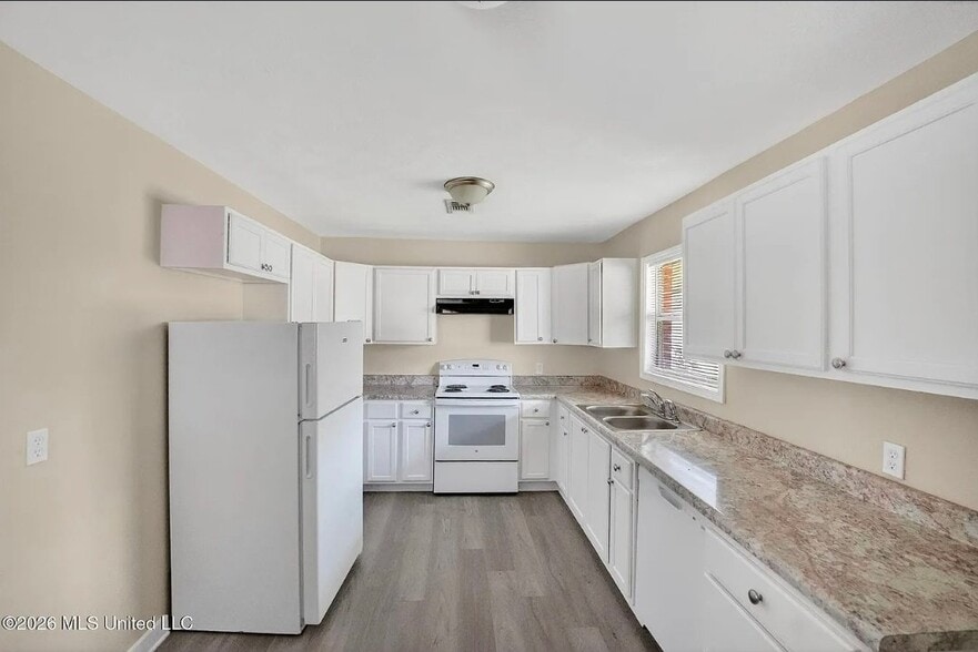 Building Photo - 2920 Lakewood Dr