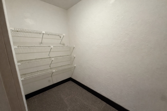 Building Photo - 940 Tennis Way