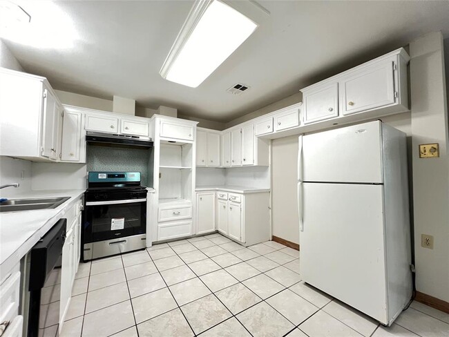 Building Photo - 9210 Meaux Dr