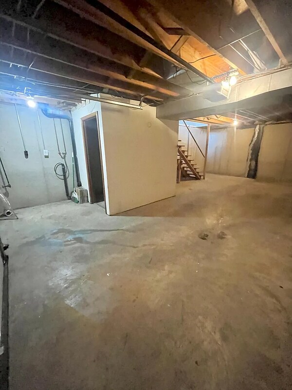 Building Photo - 405 NE Highland Ln
