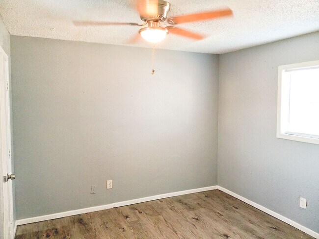 Building Photo - $0 First Month's Rent / $0 Deposit at Move-in