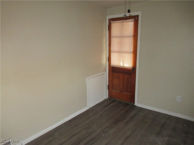 Building Photo - 410 E 222nd St