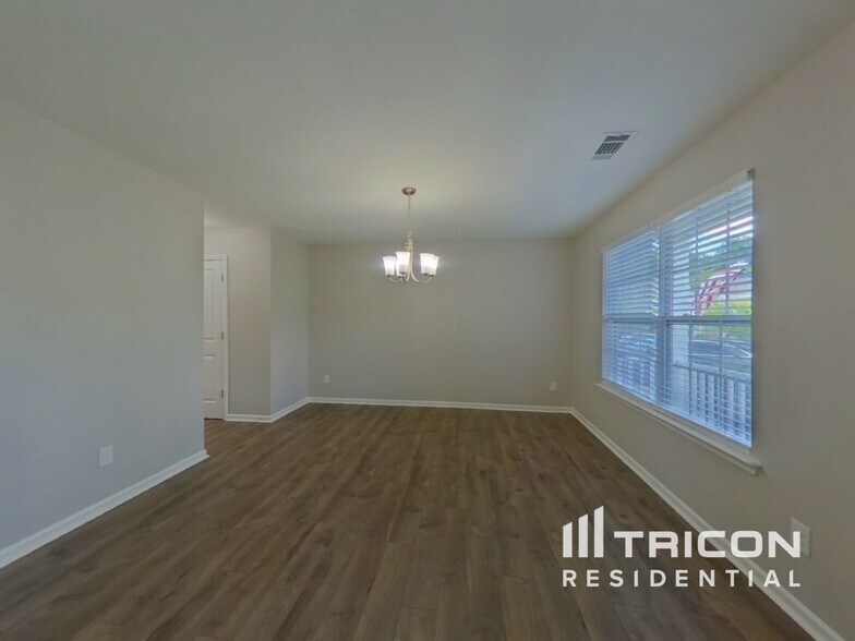 Building Photo - 7027 Palatine Ln