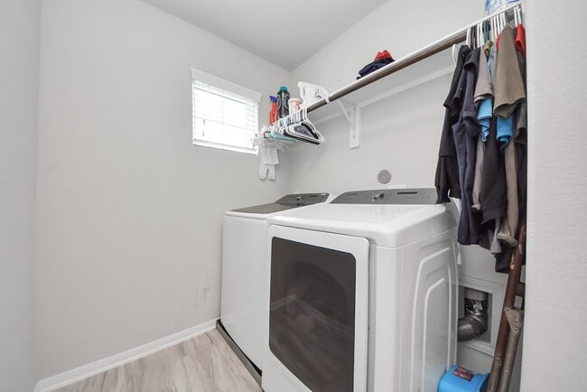 Building Photo - 8819 Cabin Loft Ln