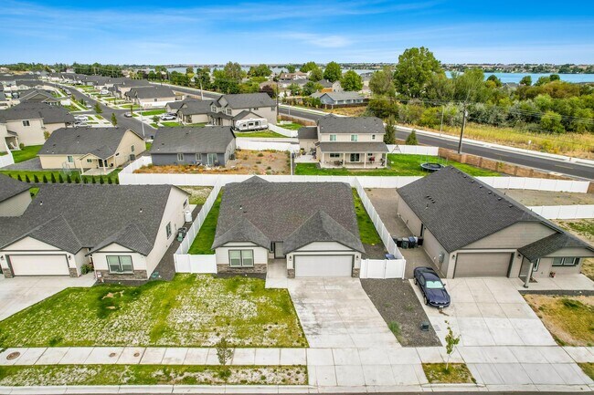Building Photo - Newer Edgewood Home in Sagecrest Development!