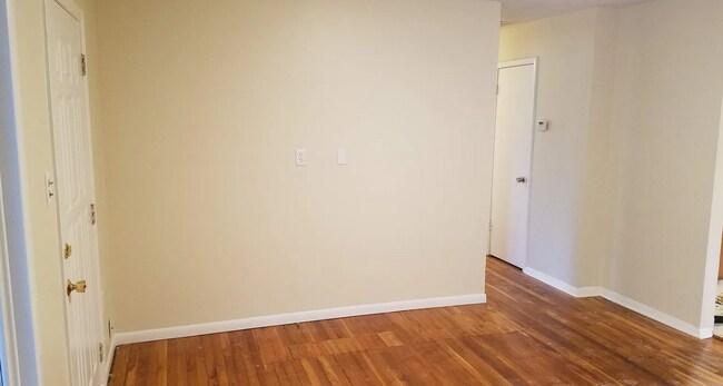 Building Photo - Three Bedroom for Rent!