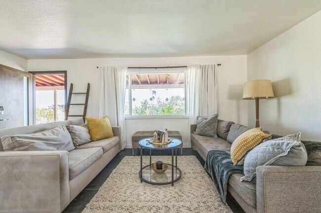 Building Photo - 3 Bedroom 1.5 Bath Modern Farmhouse near JT National Park * MOVE IN SPECIAL*