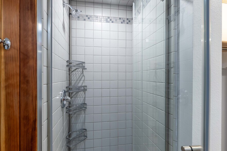 primary bath - 11322 Camarillo St