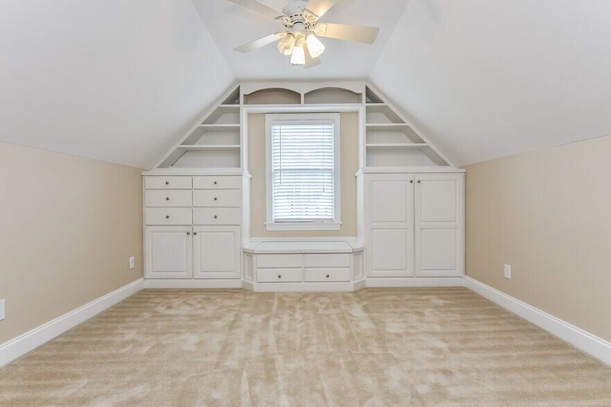 Building Photo - 420 Longbourn Dr