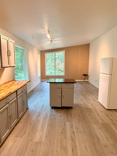 Building Photo - 4500 Willow Cir