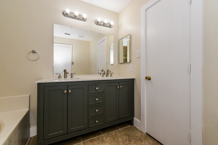 Building Photo - 2327 Graystone Dr