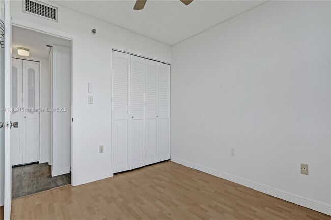 Building Photo - 1100 St Charles Pl