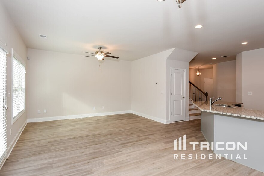 Building Photo - 731 Ireland Ln