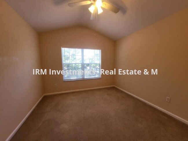 Building Photo - 3 bed 2.5 bath Townhome w 1 car garage