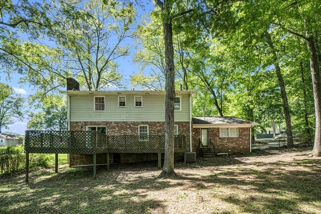 Building Photo - Large 4 Bedroom 3 Bath Home