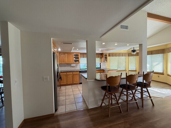 Building Photo - First time rental in a terrific East Simi Valley neighborhood.