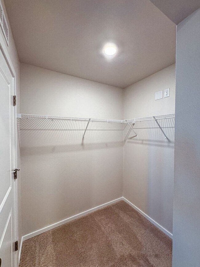 Building Photo - 4 Bedroom, 2 1/2 Bath Home in Marcola Meadows