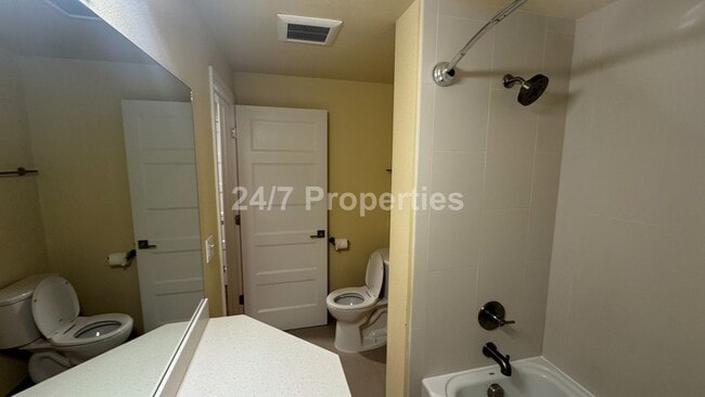 Building Photo - Spacious, Open-Concept 3 Bedroom West Linn Home