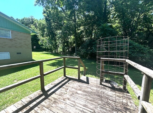 Building Photo - Two Bedroom Cottage Style Home Nestled in ...
